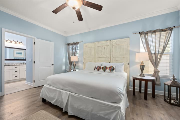 Eigen badkamer en suite afgebeeld in afstand.