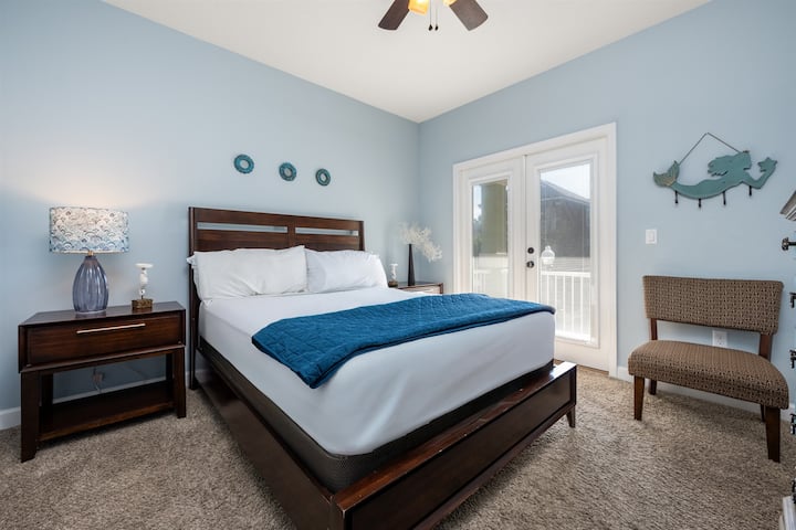 Gastenkamer 2e verdieping. Queensize bed en toegang tot de patio.