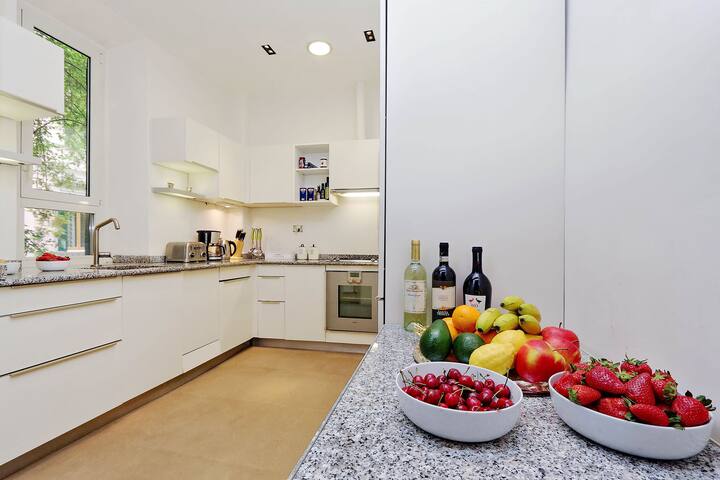 Perfect Big Luxury-Great Location-Amenities Galore gallery image 5