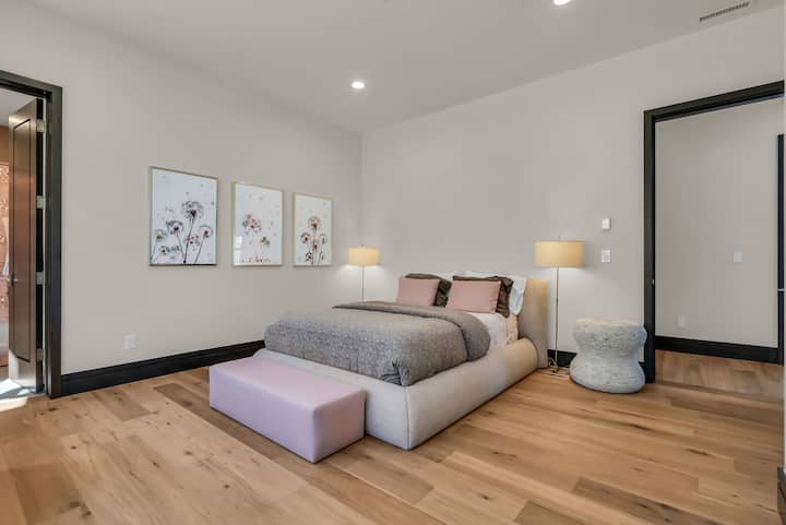 大床、床邊長凳和立燈