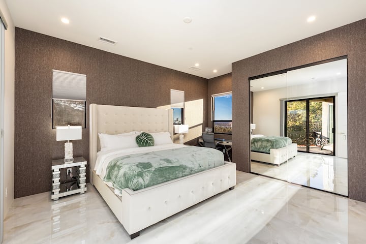 ห้องในป่า: เตียงคิงไซส์อ่างอาบน้ำในตัวพร้อมที่อาบน้ำแบบวอล์คอินและทางเข้าระเบียง