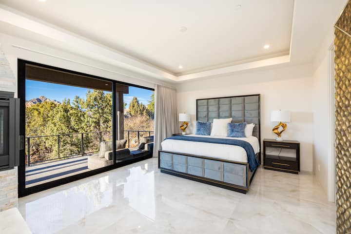 ห้องสวีทหลัก (ดวงอาทิตย์): เตียงคิงไซส์สมาร์ททีวีห้องน้ำในตัวพร้อมฝักบัวอาบน้ำแบบวอล์คอินและอ่างแช่ตัวและเตาผิงส่วนตัว