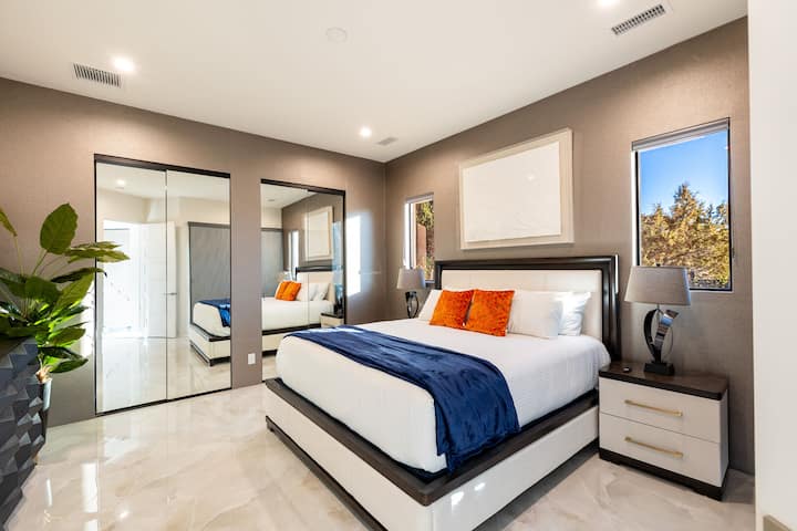 ห้อง Vortex: เตียงคิงไซส์อ่างอาบน้ำในตัวพร้อมฝักบัวแบบวอล์คอินและโต๊ะทำงานพร้อมวิว