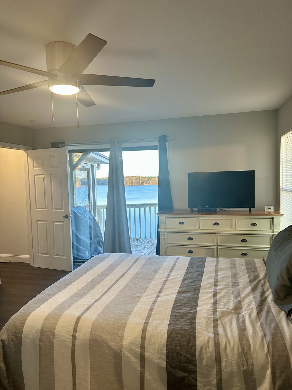 Ოსტატი, რომელიც მდებარეობს ქვედა დონეზე, წყლისპირა ხედებით