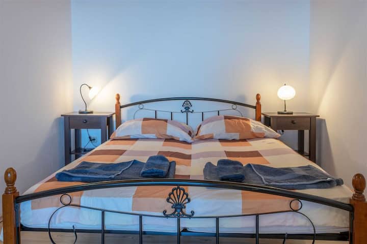 จมลงบนเตียงคู่หรูหราและเพลิดเพลินไปกับบรรยากาศที่เงียบสงบของห้องนอนที่ได้รับการออกแบบอย่างมีเสน่ห์นี้