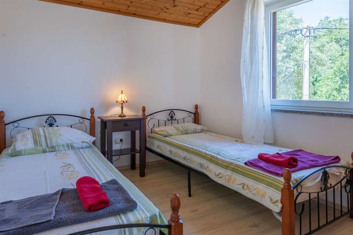 ห้องนอนเตียงแฝดเหมาะสำหรับเพื่อนหรือเด็ก