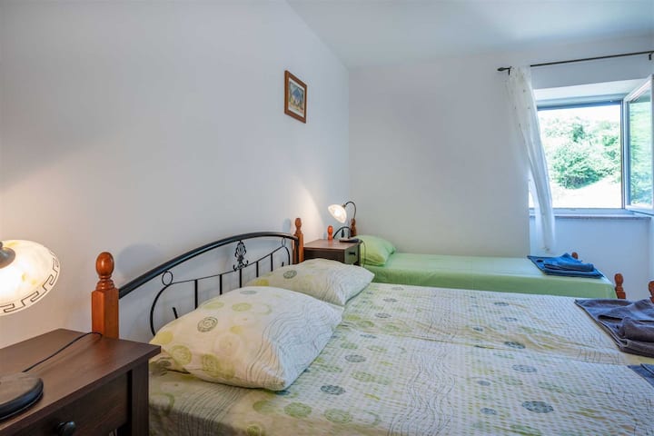 เพลิดเพลินกับการพักผ่อนบนเตียงคู่ที่น่าอยู่ตั้งอยู่ในบรรยากาศที่เงียบสงบ