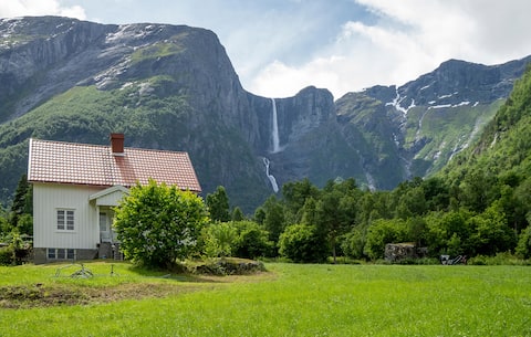 Lovely home in Eikesdal with WiFi