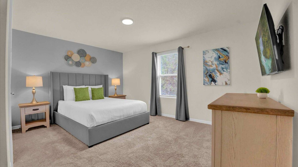 غرفة نوم كوين مع تلفزيون ذكي