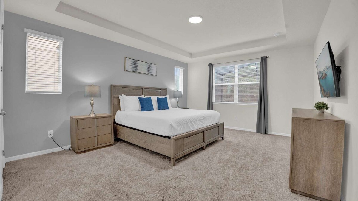 جناح غرفة نوم كينج بإطار خشبي مع تلفزيون ذكي