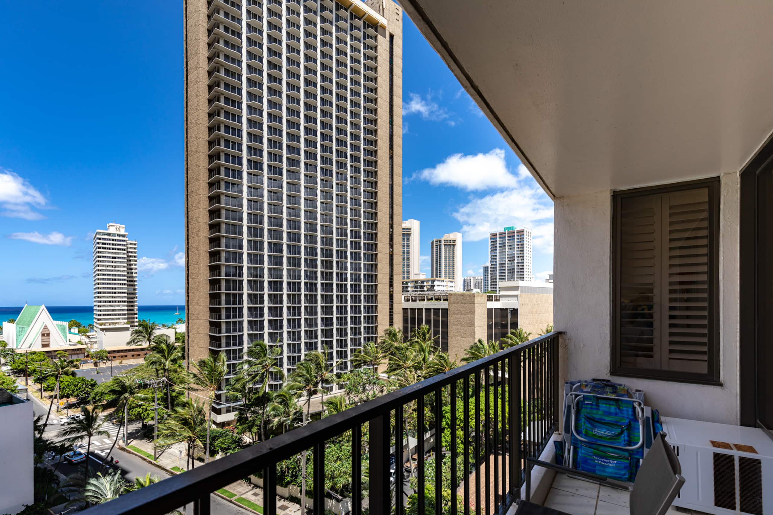 Chic Suite W/ Direct Ocean Views & Free Parking - Image 20