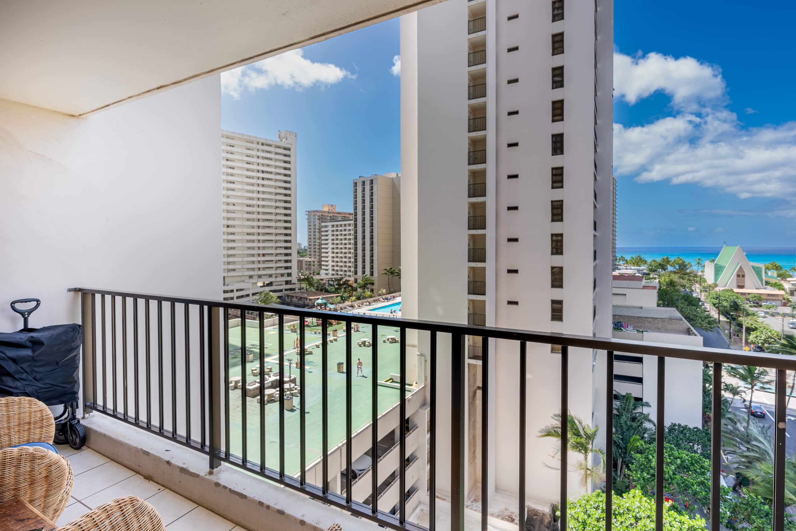 Chic Suite W/ Direct Ocean Views & Free Parking - Image 22