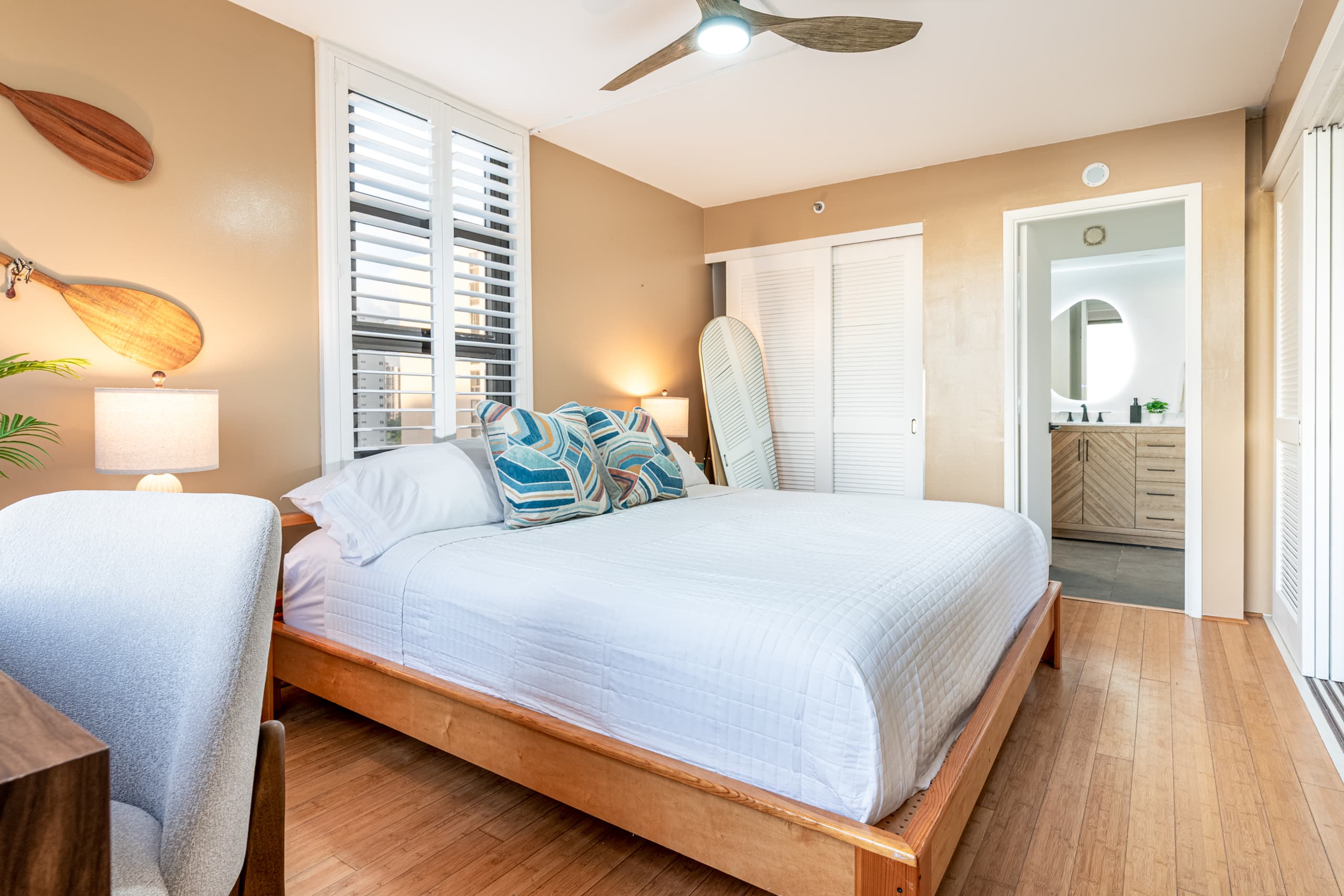 Chic Suite W/ Direct Ocean Views & Free Parking - Image 15