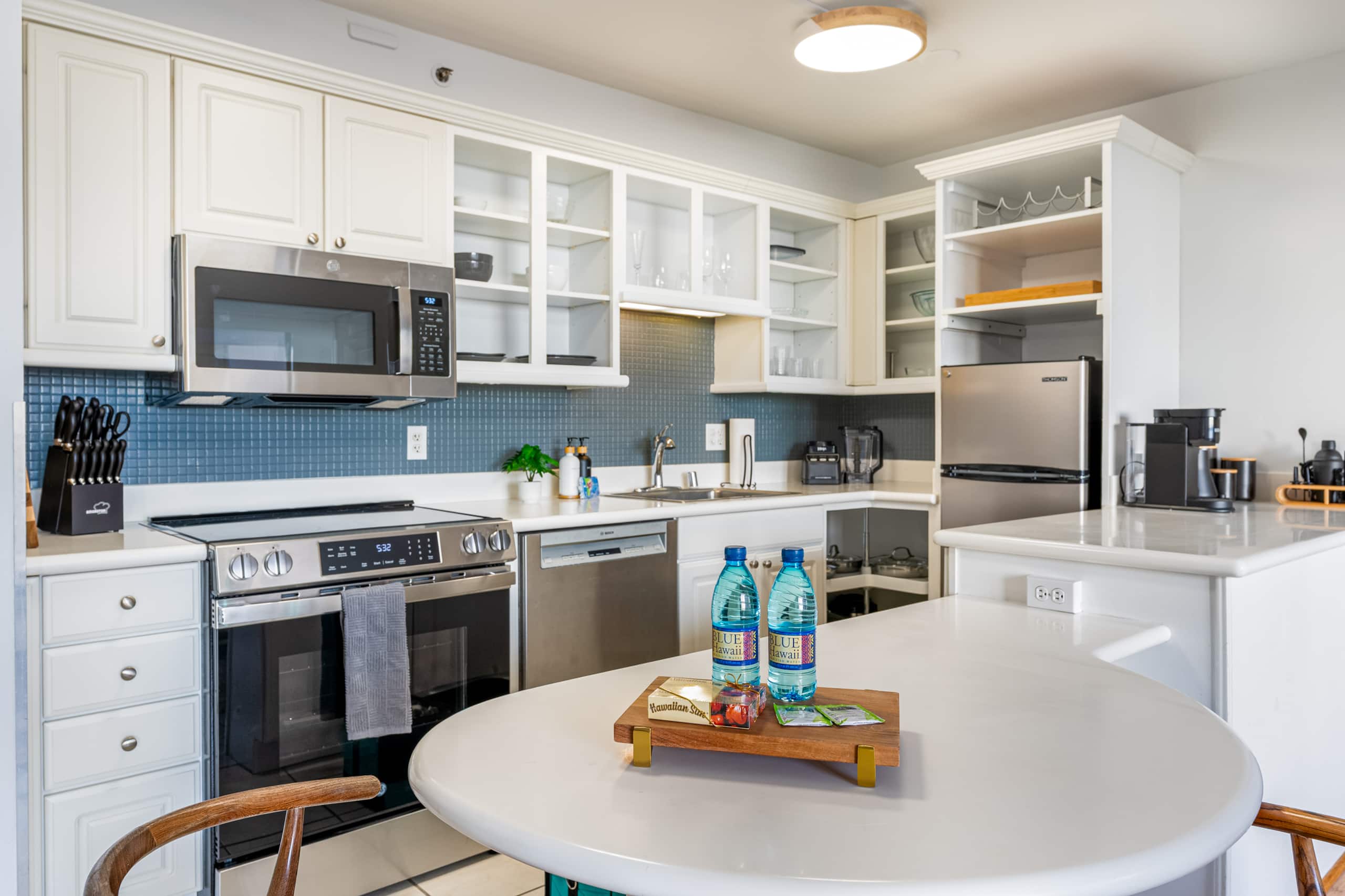 Chic Suite W/ Direct Ocean Views & Free Parking - Image 8