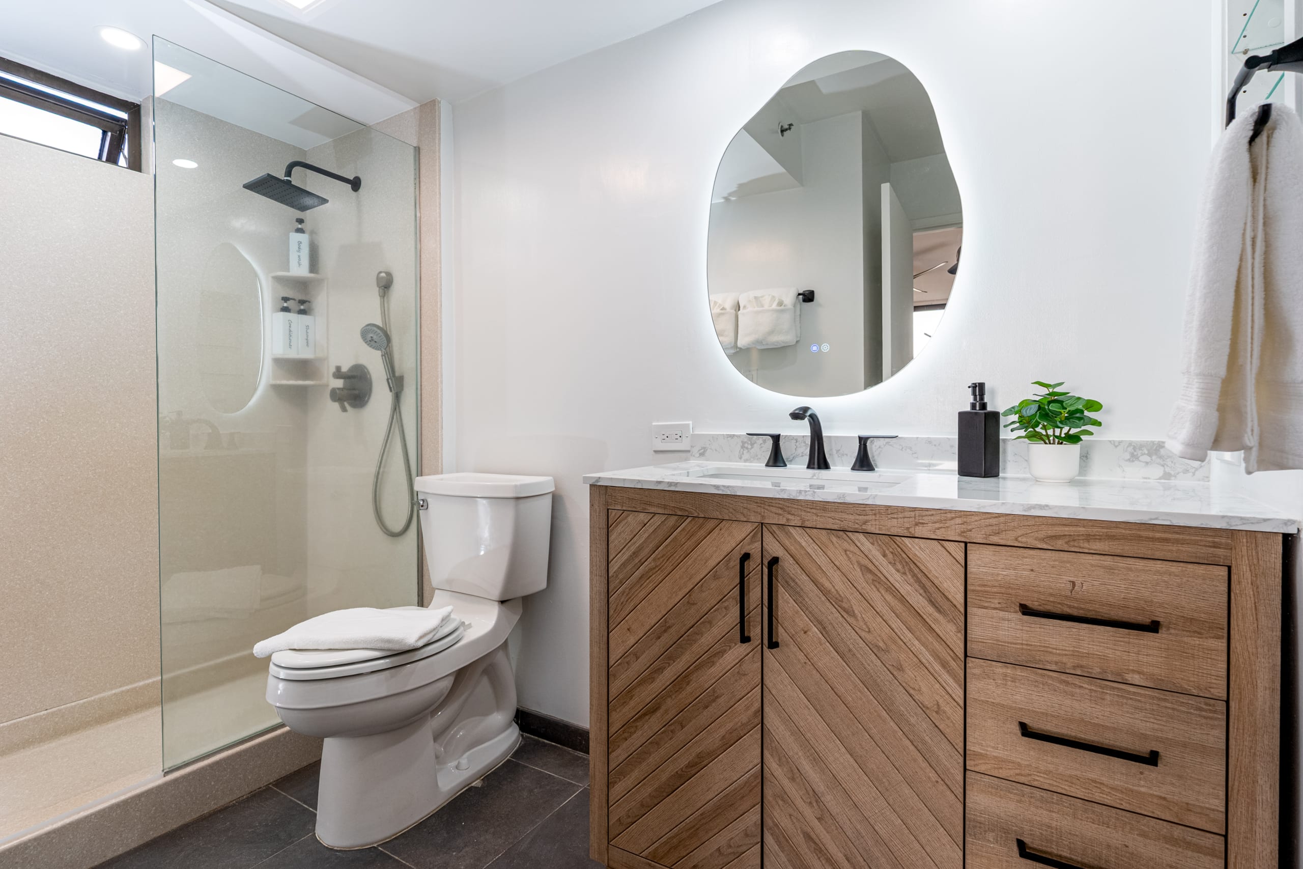 Chic Suite W/ Direct Ocean Views & Free Parking - Image 18
