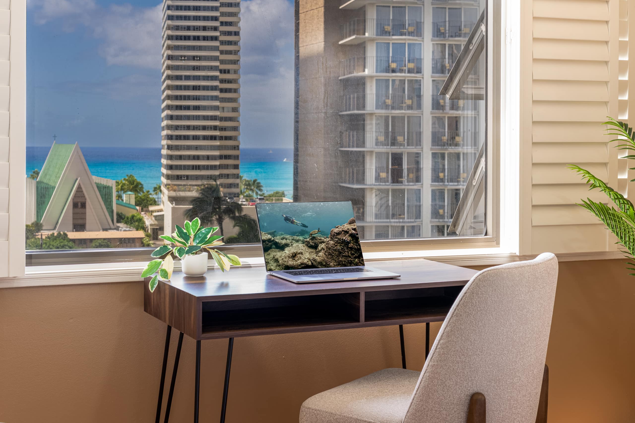 Chic Suite W/ Direct Ocean Views & Free Parking - Image 11