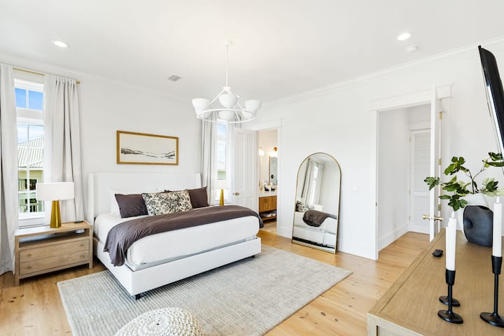 تحتوي غرفة النوم رقم4 على سرير بمقاس كينج وتلفزيون ذكي وحمام داخلي.