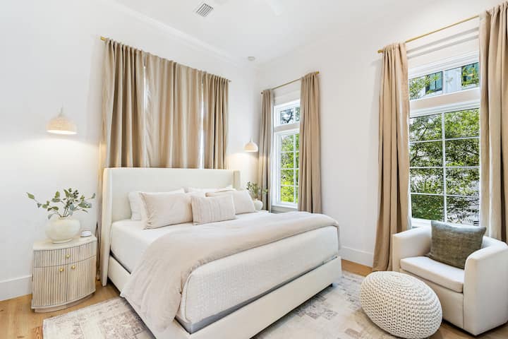 تحتوي غرفة النوم رقم1 على سرير كينج وحمام داخلي.