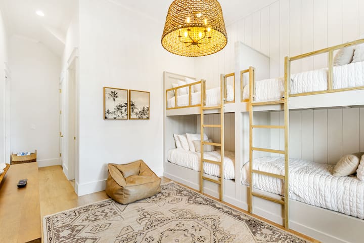 تحتوي غرفة النوم رقم2 على (2) توأم فوق سرير مزدوج مدمج في أسرّة وتلفزيون ذكي وحمام داخلي.