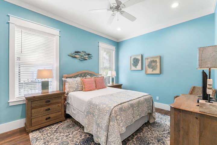 El tercer dormitorio de invitados, de nuevo refleja los demás con una cama tamaño queen y asientos.