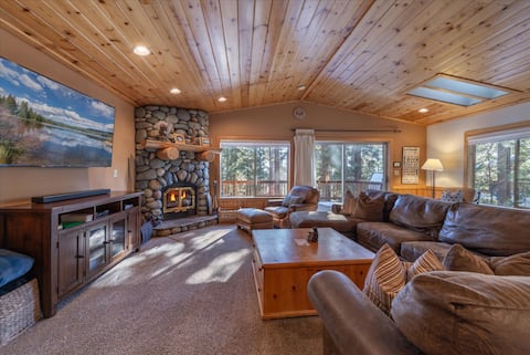 Popular Airbnb listing: Cozy Cottonwood - Hot Tub! in Tahoe Vista