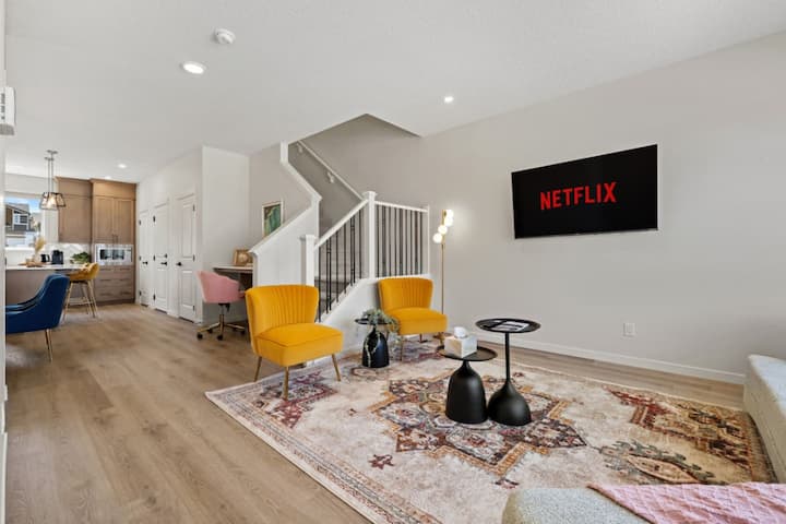 Mblidhu në dhomën tonë elegante të ndenjjes të kompletuar me dizajn bashkëkohor dhe ndenjëse prej pelushi