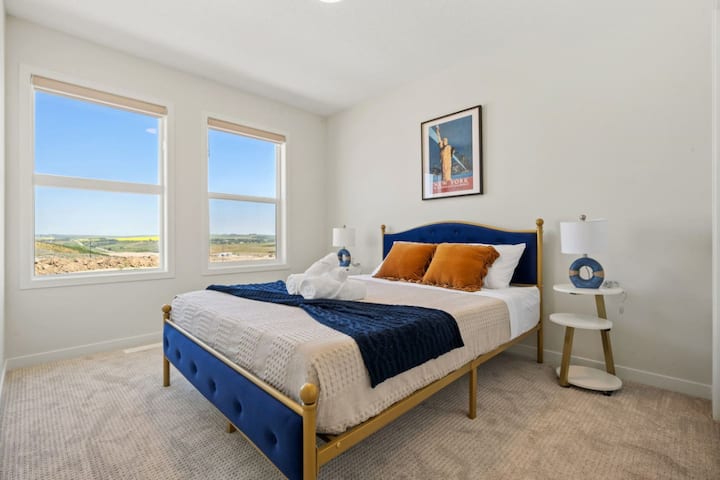 Përjeto qetësinë në dhomën tonë të gjumit "Queen" të dekoruar bukur