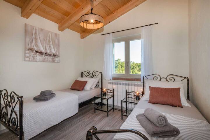 ห้องนอนเตียงแฝดที่สดใสและน่าอยู่ให้บริการที่พักที่มีเสน่ห์สำหรับการพักผ่อนและผ่อนคลาย