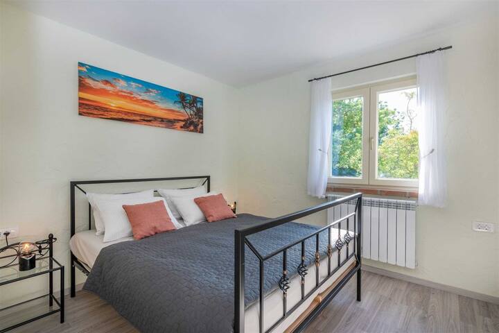 พักผ่อนในห้องนอนเตียงคู่ที่อบอุ่นที่ Villa Romantika เพื่อการนอนหลับพักผ่อนอย่างเต็มที่