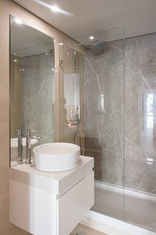 The Haus | Modern 3-BR Escape in Vibrant Lisboa gallery image 4