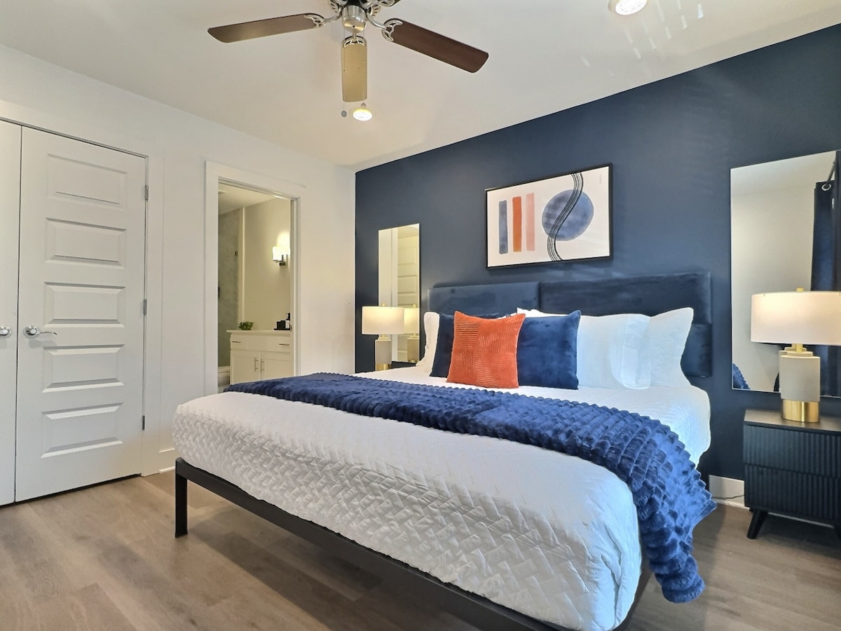 Goed ingerichte gezellige slaapkamer.