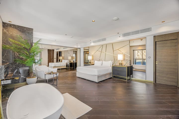 Chumba kikuu cha kulala kilichoboreshwa kikamilifu chenye beseni la kuogea la kujitegemea!