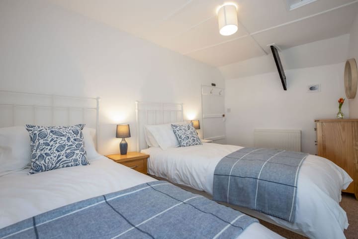Rock Cottage, St Issey, PL27 7QB Habitación con dos camas individuales 