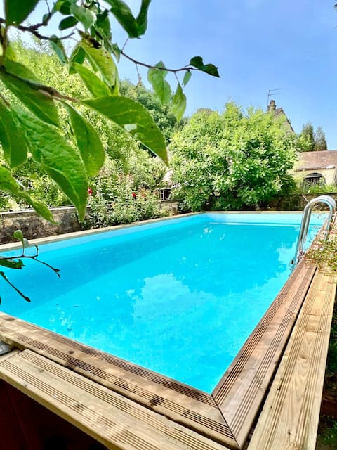 Charming house for 14, pool and indoor hottub