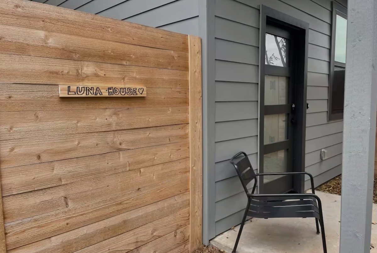 Luna House | Close to Airport | Kitchenette