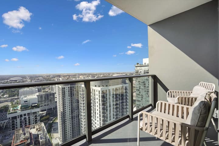 High-rise Downtown, Pool, Spa, And City Lights - Miami