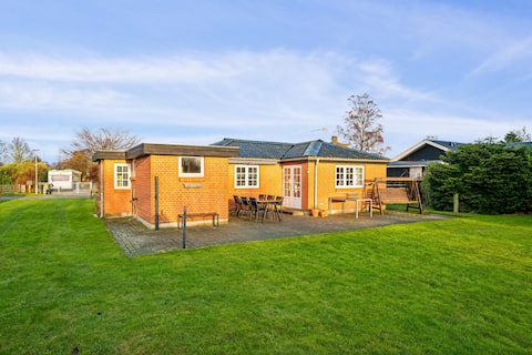 Cosy classic holiday cottage with a large natural.