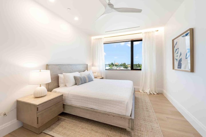 Dormitorio 4 con cama tamaño queen.