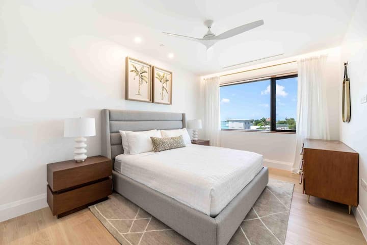 Dormitorio 2 con cama tamaño king.