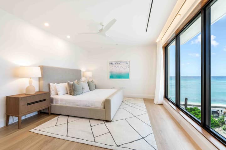 El dormitorio 1 es la suite principal con una cama tamaño king, televisión y vistas al mar. 