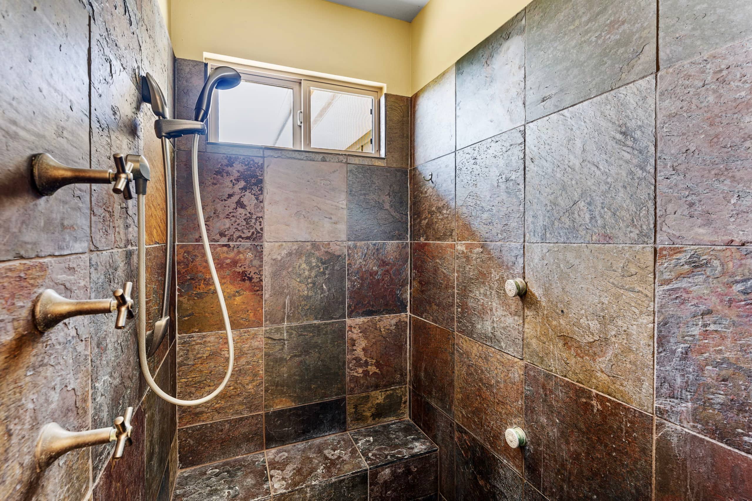 Home in Kailua-Kona · ★4.88 · 4 bedrooms · 6 beds · 3.5 baths - Image 9