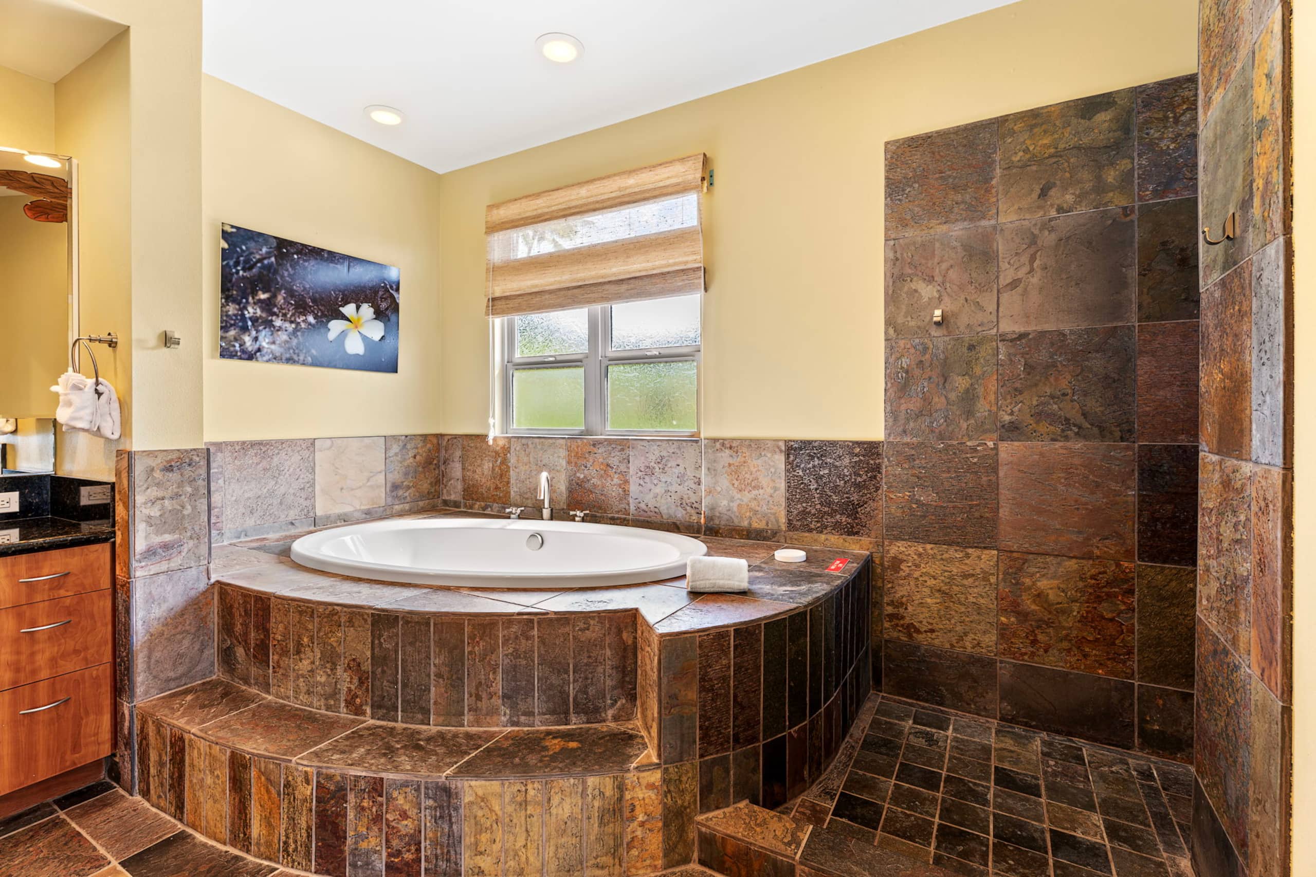 Home in Kailua-Kona · ★4.88 · 4 bedrooms · 6 beds · 3.5 baths - Image 8