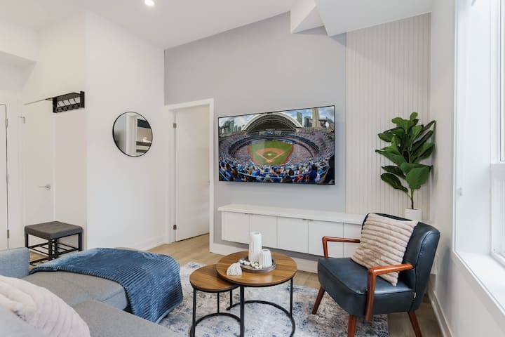 Casa Hotels McCaul | DT Suite Steps to AGO & OCAD