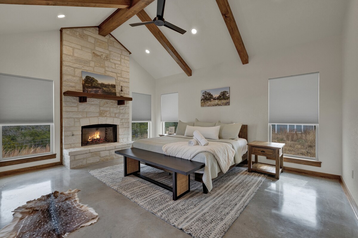 Glavna spavaća soba može se pohvaliti visokim stropovima, luksuznim bračnim krevetom i udobnim kaminom za vrhunsko opuštanje.