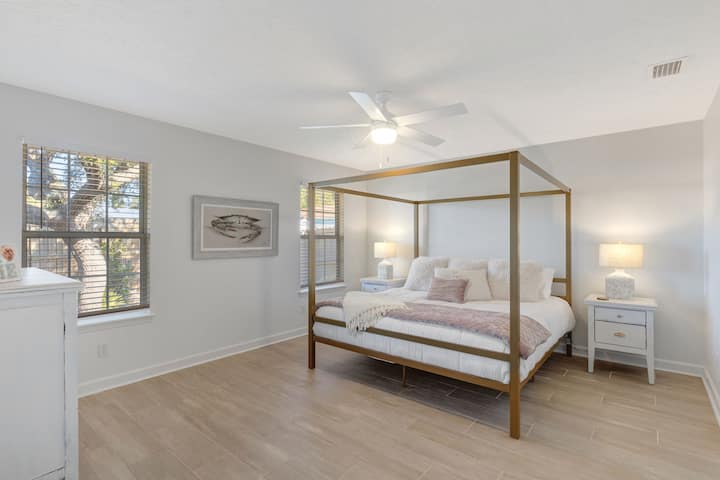 Cómoda cama tamaño king con baño privado