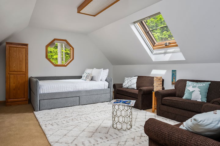 Fifth bedroom has a queen day bed and three oversized chairs which pull out to twin beds