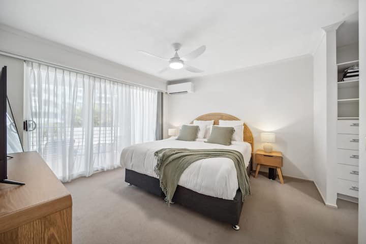 Dormitorio principal diseñado como un refugio privado.