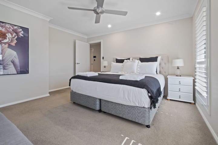 Спална соба 1 - брачен кревет (широк 180-220 см), сопствен апартман, телевизор, греење, клима уред, вентилатор на таванот + WIR