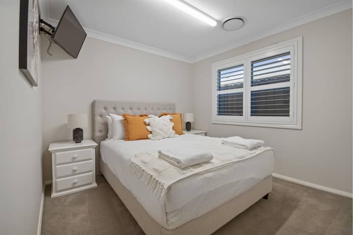 Спална соба 2 - брачен кревет (широк 180-220 см), телевизор, греење, клима уред + BIR