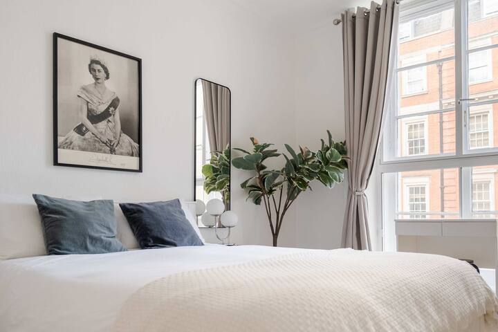 Elegant 2BR w/ Air Con | Harley Street, Marylebone gallery image 2